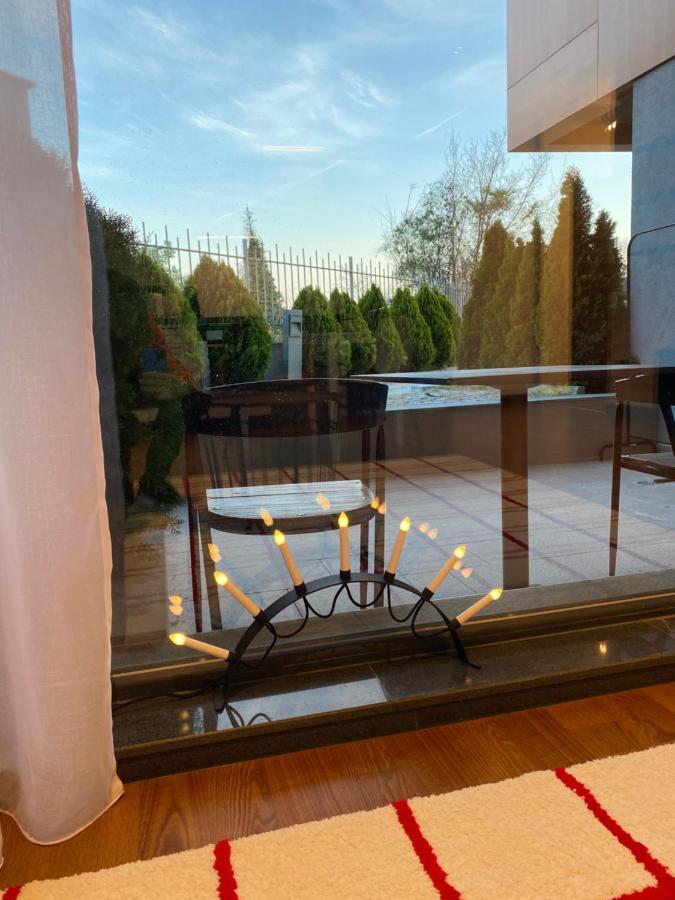 Cozy Red Bulldog Place In Apart-Complex/Pool Варна Екстериор снимка